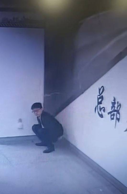 廣西地鐵有年輕男乘客在月台大便。