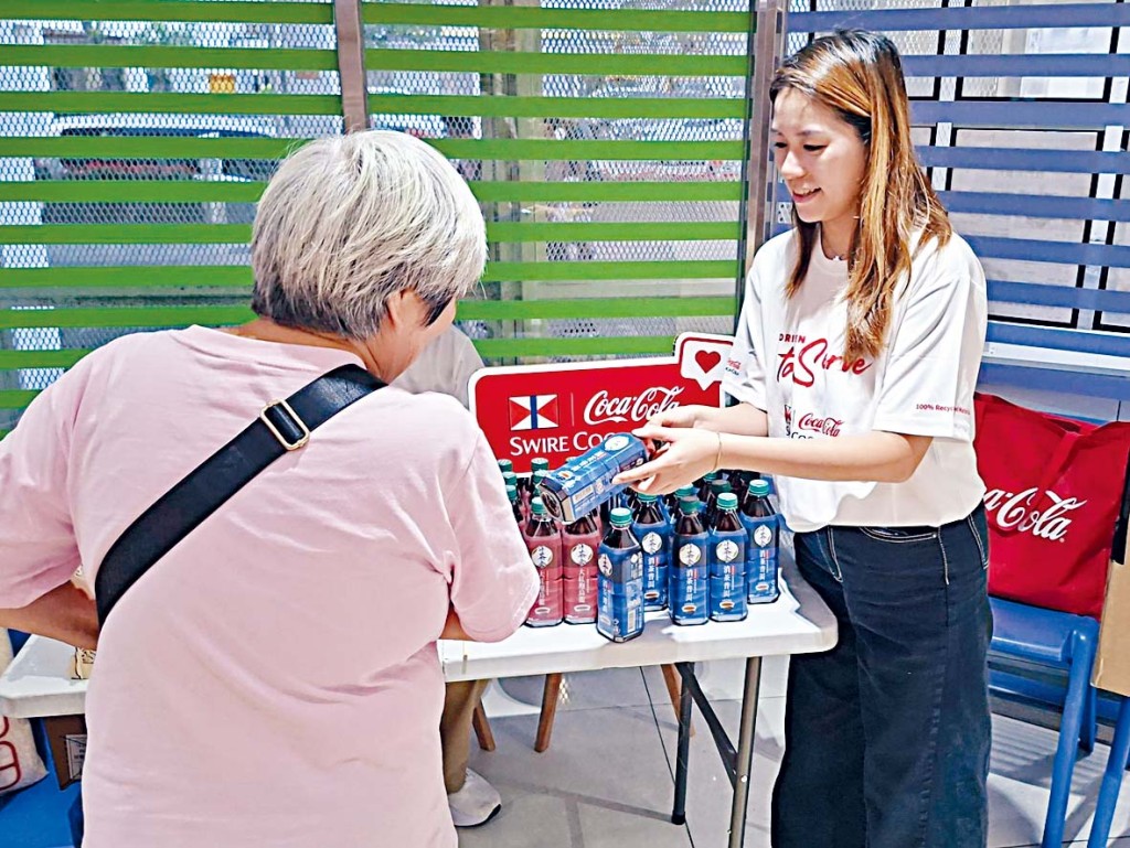 員工於下班時間到沙田區米站參與義務工作，以淳茶舍連繫社區。