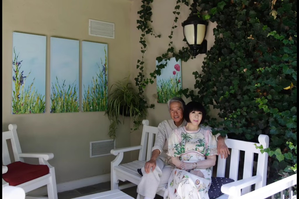 林嘉华与太太的合照由儿子操刀。