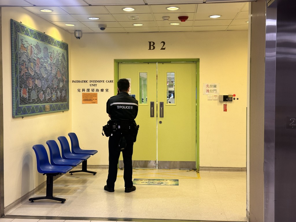 伊利沙伯醫院兒童深切治療室門外，有警員看守。梁國峰攝