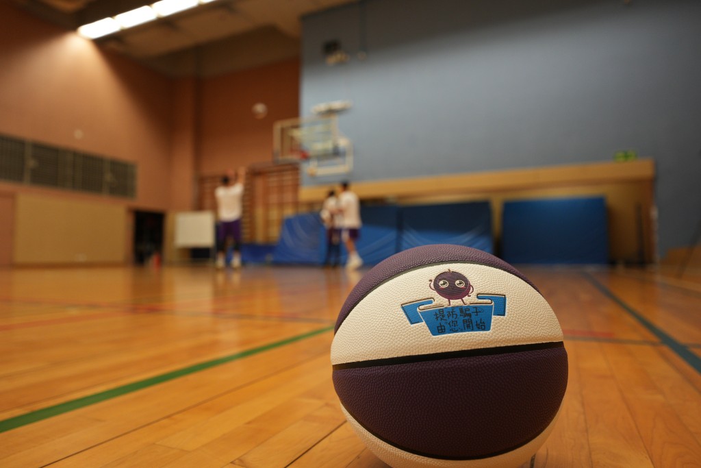 港島總區少年警訊除了向學生推廣3 X 3籃球，亦向學生提供防騙資訊，包括在籃球上印上提防騙子的字句。 