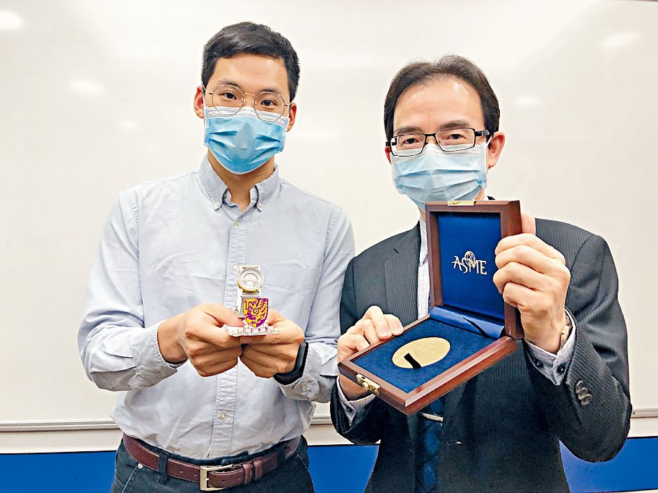 廖維新（右）指，人體動能電力採集裝置可內置於智能手表提供永續電力。