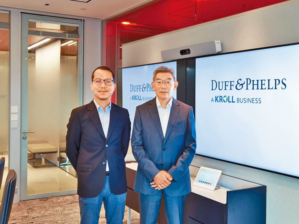 道衡估值諮詢服務董事總經理李成安(左)表示，能源和材料供不應求，導致成本上升。