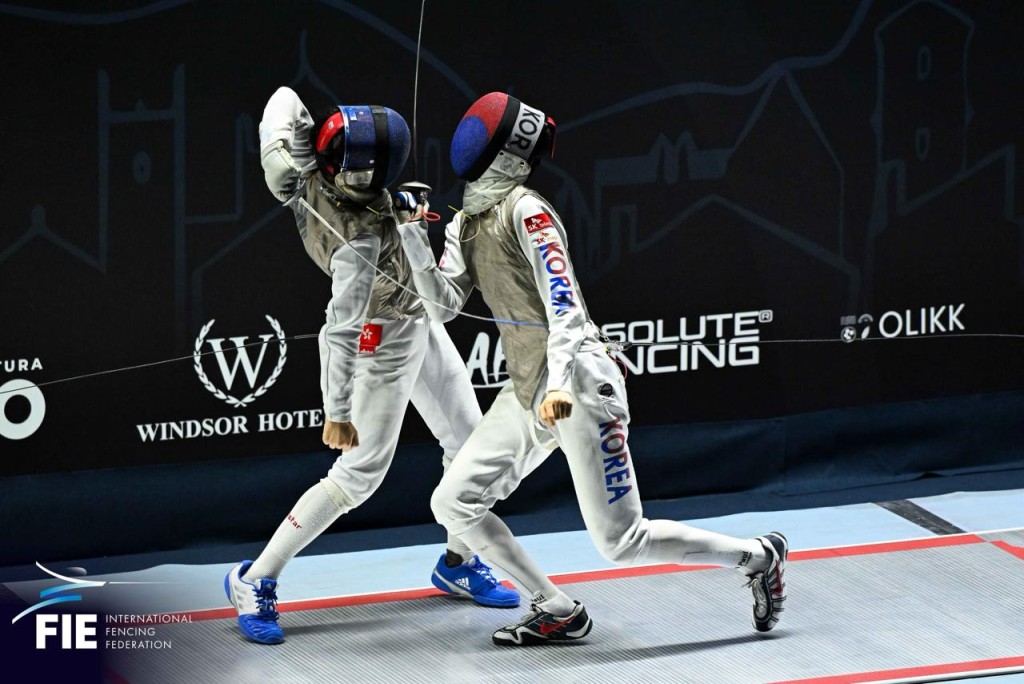 男子花劍「少年組」決賽，何承謙（左）跟南韓對手（右）有不少埋身戰。FIE圖