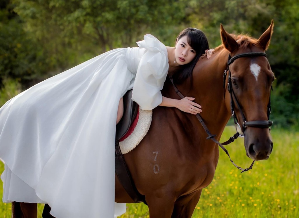 蔣嘉琦是前女騎師，婚照都有馬匹入鏡。