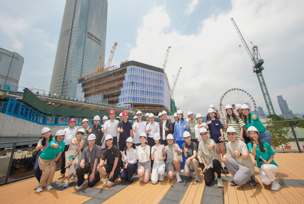 嘉賓聯同參與活動的友師及學員,於興建中的Central Yards 前合照。 嘉賓聯同參與活動的友師及學員,於興建中的Central Yards 前合照。