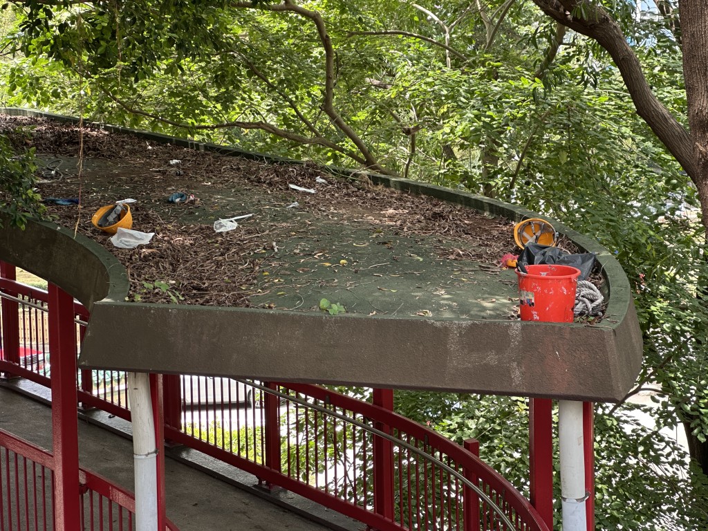 行人天橋頂遺下膠筒及安全帽。梁國峰攝 行人天橋頂遺下膠筒及安全帽。梁國峰攝