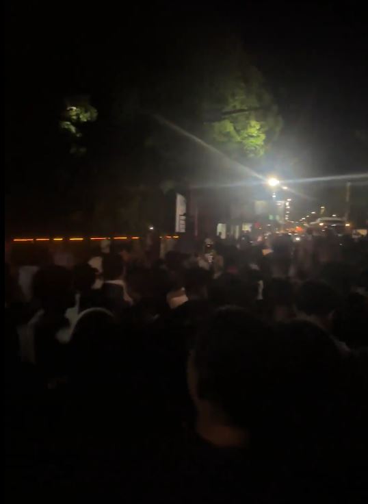 張家界2日發生「塞人」事件，逾千旅客深夜仍未能落山。抖音＠戴戴醬