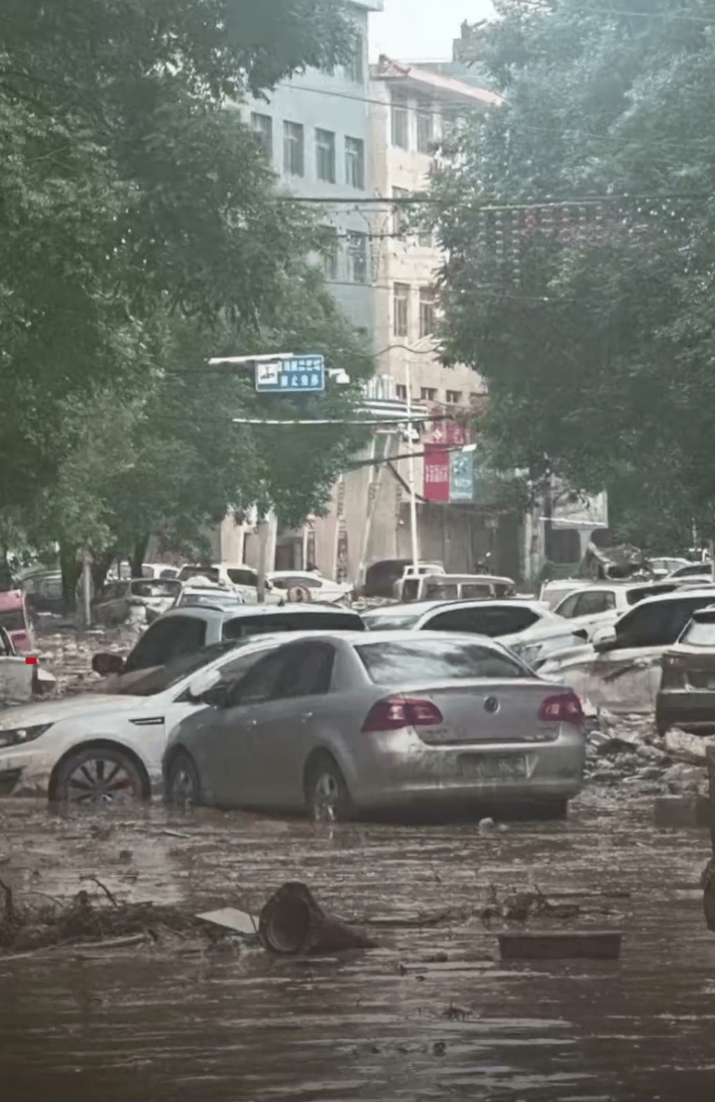 陝西暴雨過後街上一片狼藉。