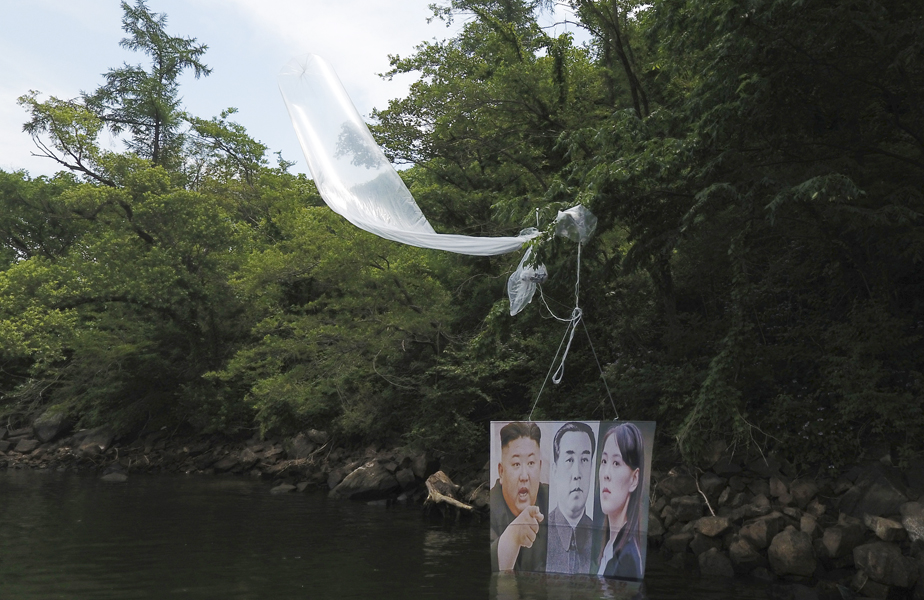 江原道洪川郡的居民報案指發現山頂樹枝上掛著氣球。AP圖