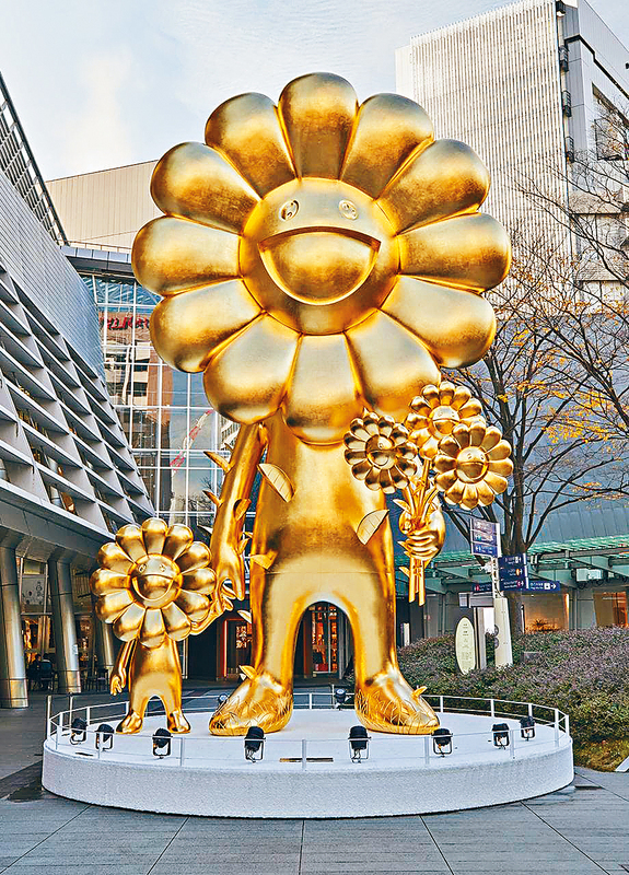 高十米、重約十一噸的《花之親子》雕塑，是村上隆最大一座的作品。
