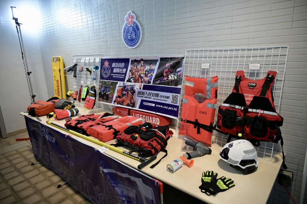 每個模擬情境亦有相關器材展示，包括符合國際標準的救生衣、無人機等。蘇正謙攝