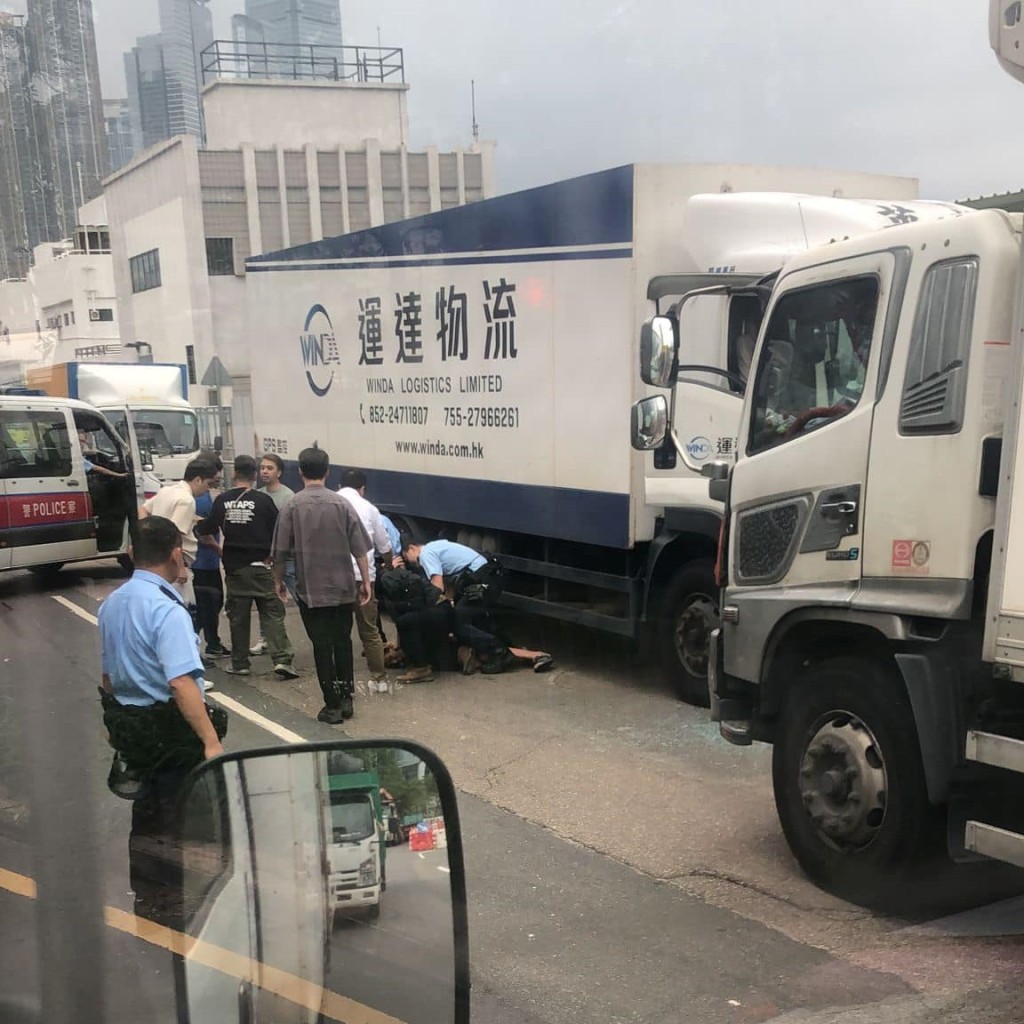 網上流傳司機拒捕被警方制服圖片。車cam L（香港群組）FB