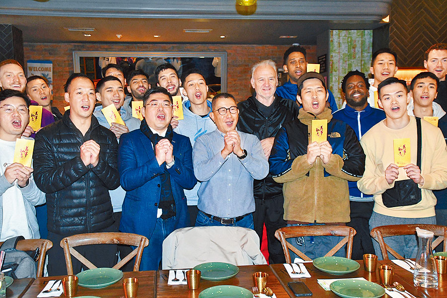 東方籃球隊舉行新春團拜，副主席游永強（前排右三）大派利是。前排右四為新加盟榮譽會長楊軒誠。