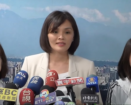 國民黨宣佈徵召高雄市議員李眉蓁(中)參選高雄市長補選。