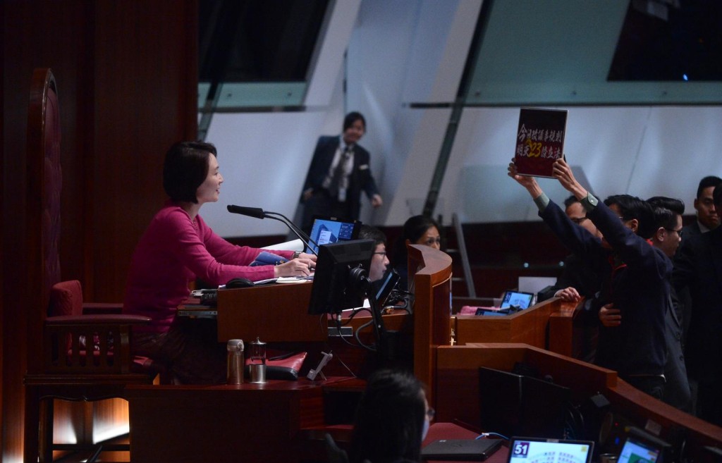 民主派議員衝向主席台示威，被保安阻止。