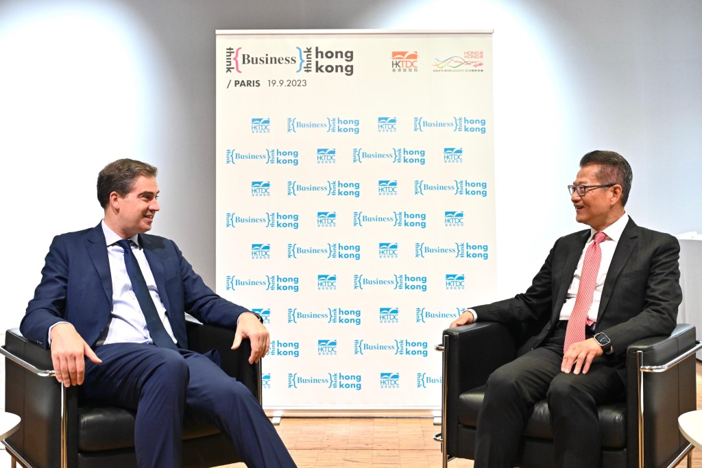 陳茂波及法國對外貿易、吸引力和海外法國國民事務部部長Olivier Becht（左）會面。