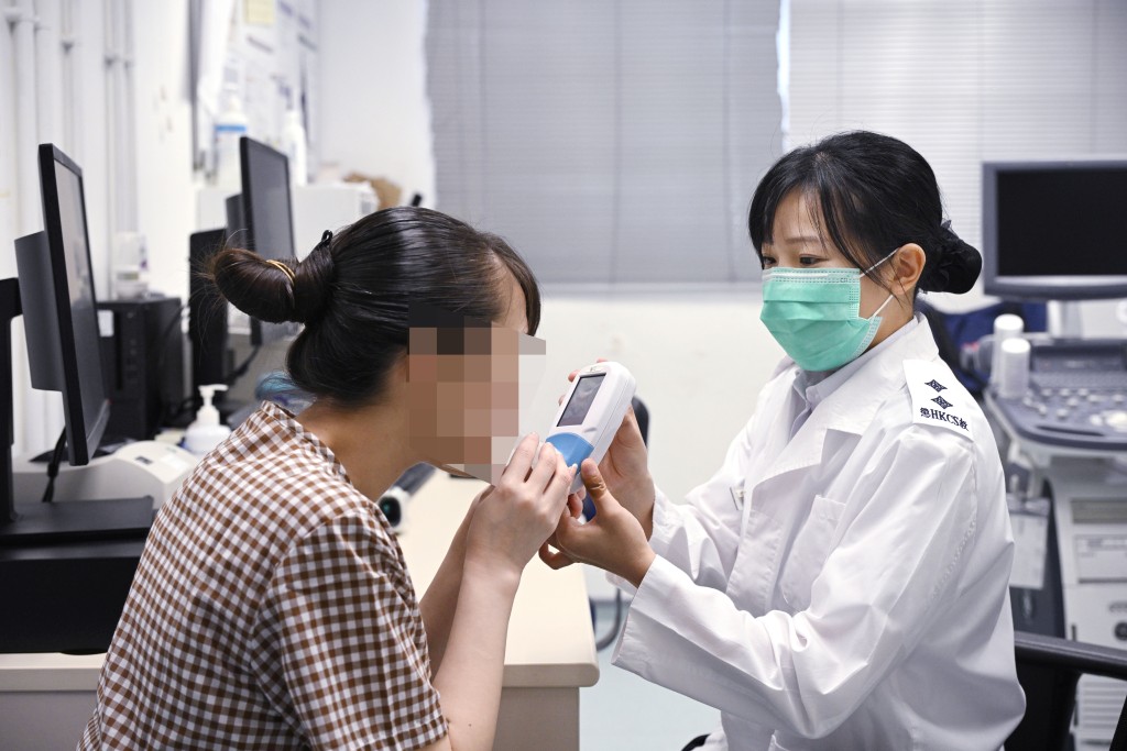 懲教人員定期為阿儀進行一氧化碳呼氣測試，以跟進她的戒煙進度。