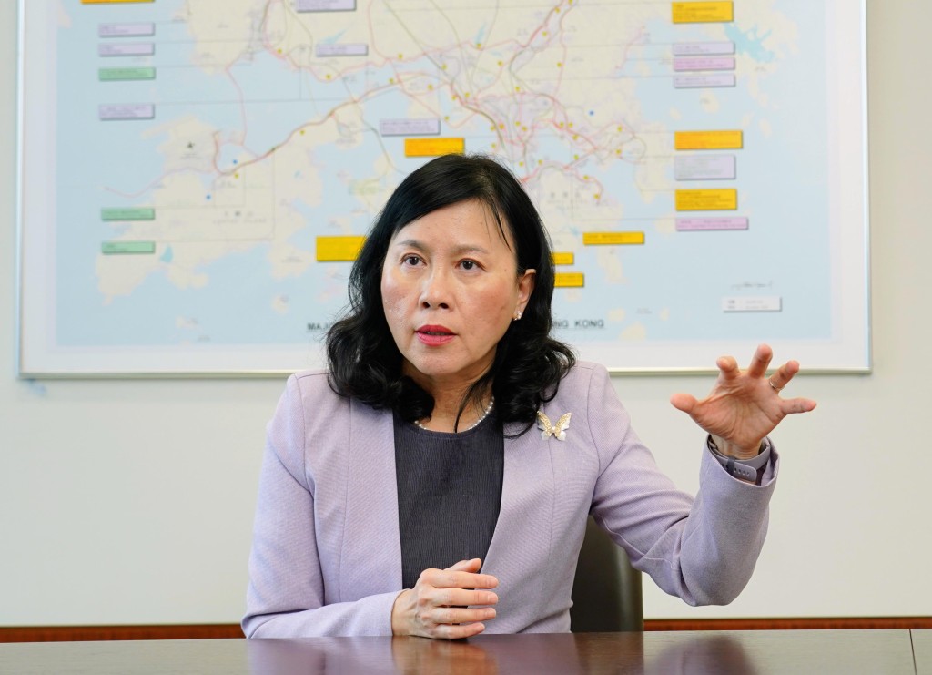 運輸及物流局局長陳美寶表示,冀透過創新思維推動海陸空聯運,指無人自動駕駛車輛正邁向商業化。 運輸及物流局局長陳美寶表示,冀透過創新思維推動海陸空聯運,指無人自動駕駛車輛正邁向商業化。