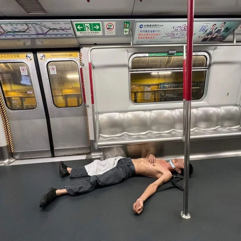 一名懷疑醉酒男子躺於車廂地上。網圖