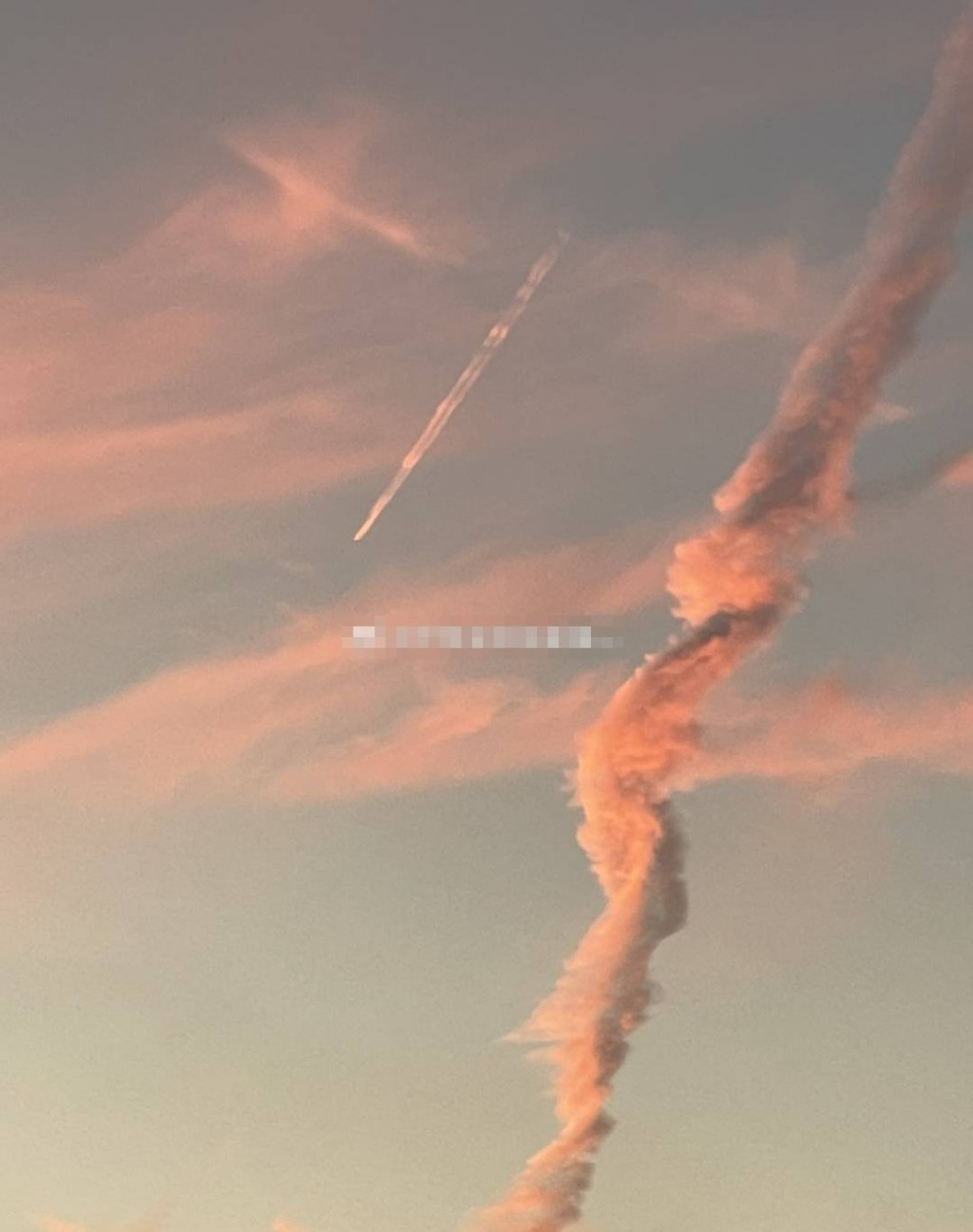上海出現疑不明飛行物體，被指是尾跡雲。