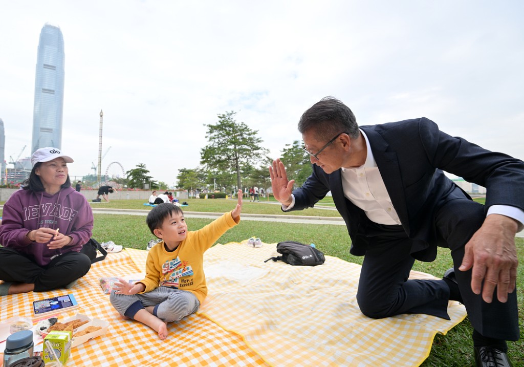 陳茂波早前趁聖誕前夕去到添馬公園與市民交流。陳茂波網誌圖片