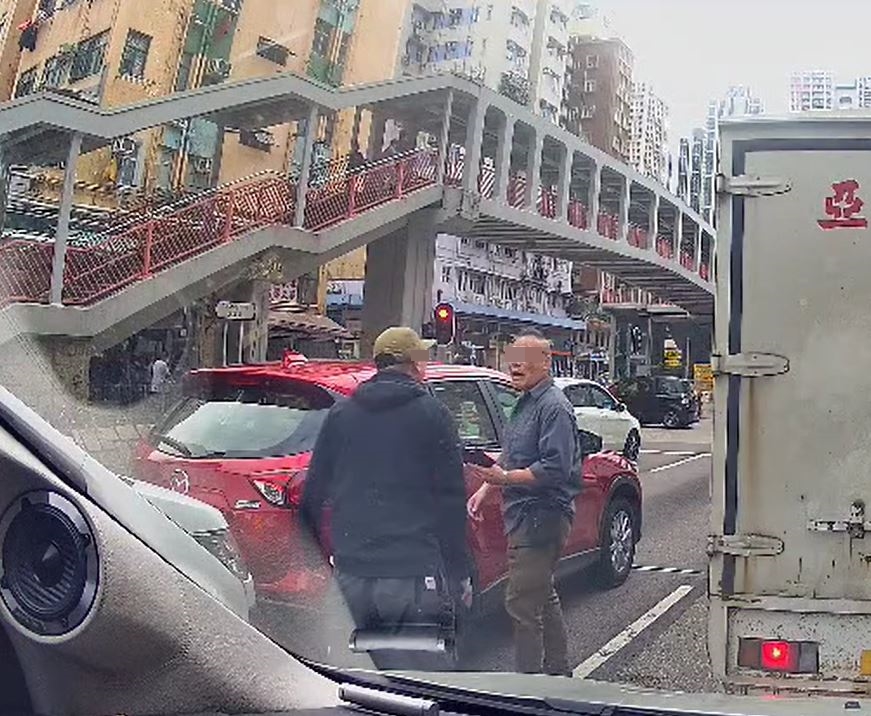 灰衣男爆粗辱罵對方。fb車cam L（香港群組）影片截圖