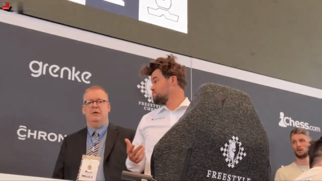 卡尔森向裁判投诉。 X@PicturesFoIder 卡尔森向裁判投诉。 X@PicturesFoIder