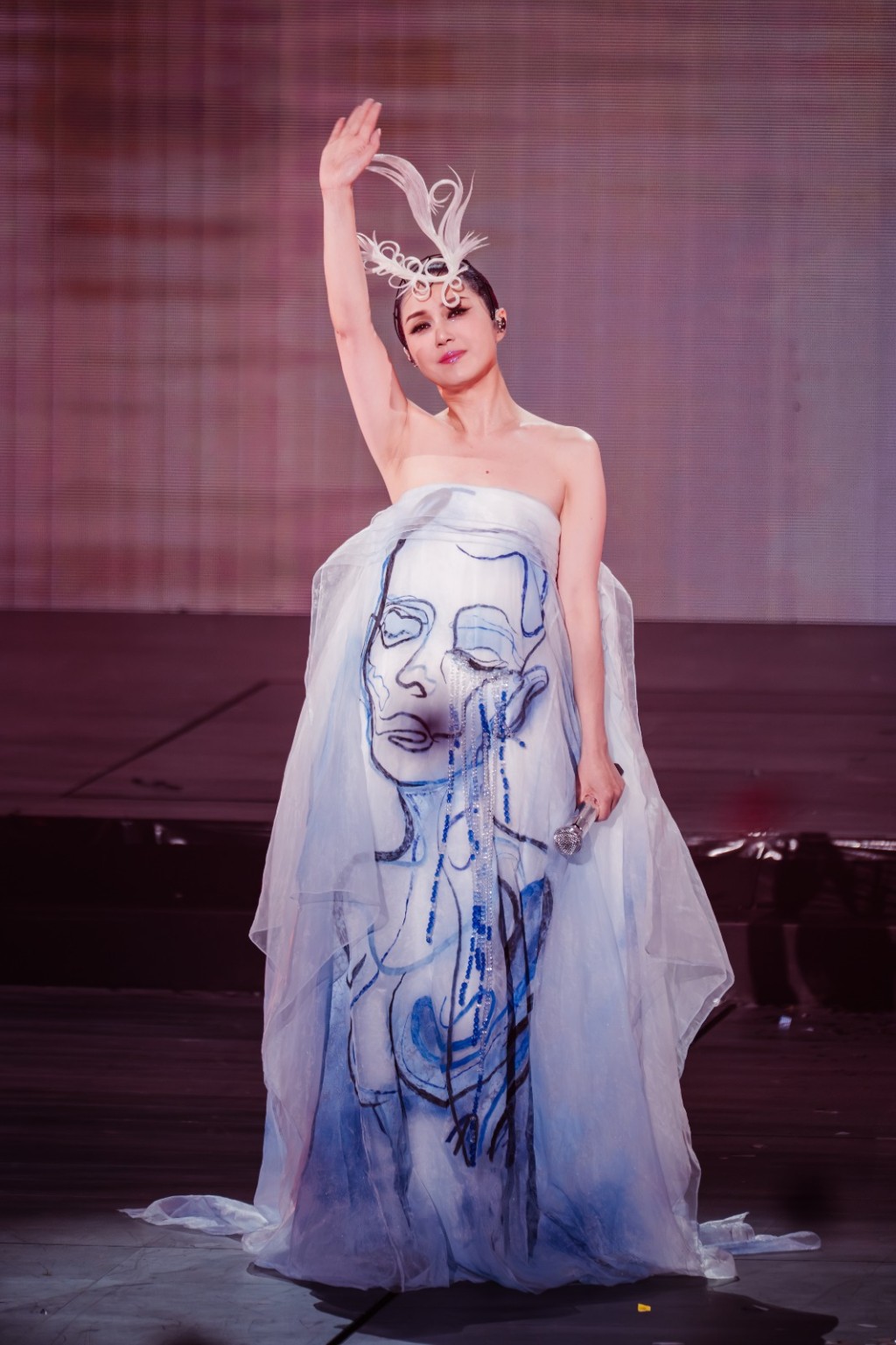 昨晚頭場演唱會,千嬅唱完演唱會主題曲《Live MY LIVE 》才降落跟觀眾打招呼。 昨晚頭場演唱會,千嬅唱完演唱會主題曲《Live MY LIVE 》才降落跟觀眾打招呼。