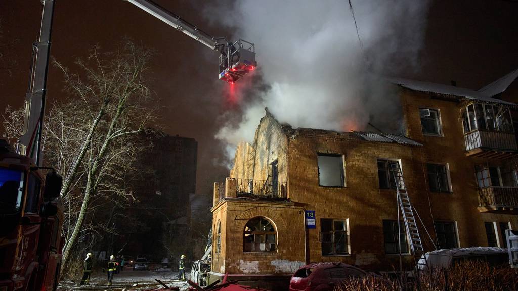 烏克蘭基輔受襲，救援人員撲滅住宅樓火災。 美聯社 