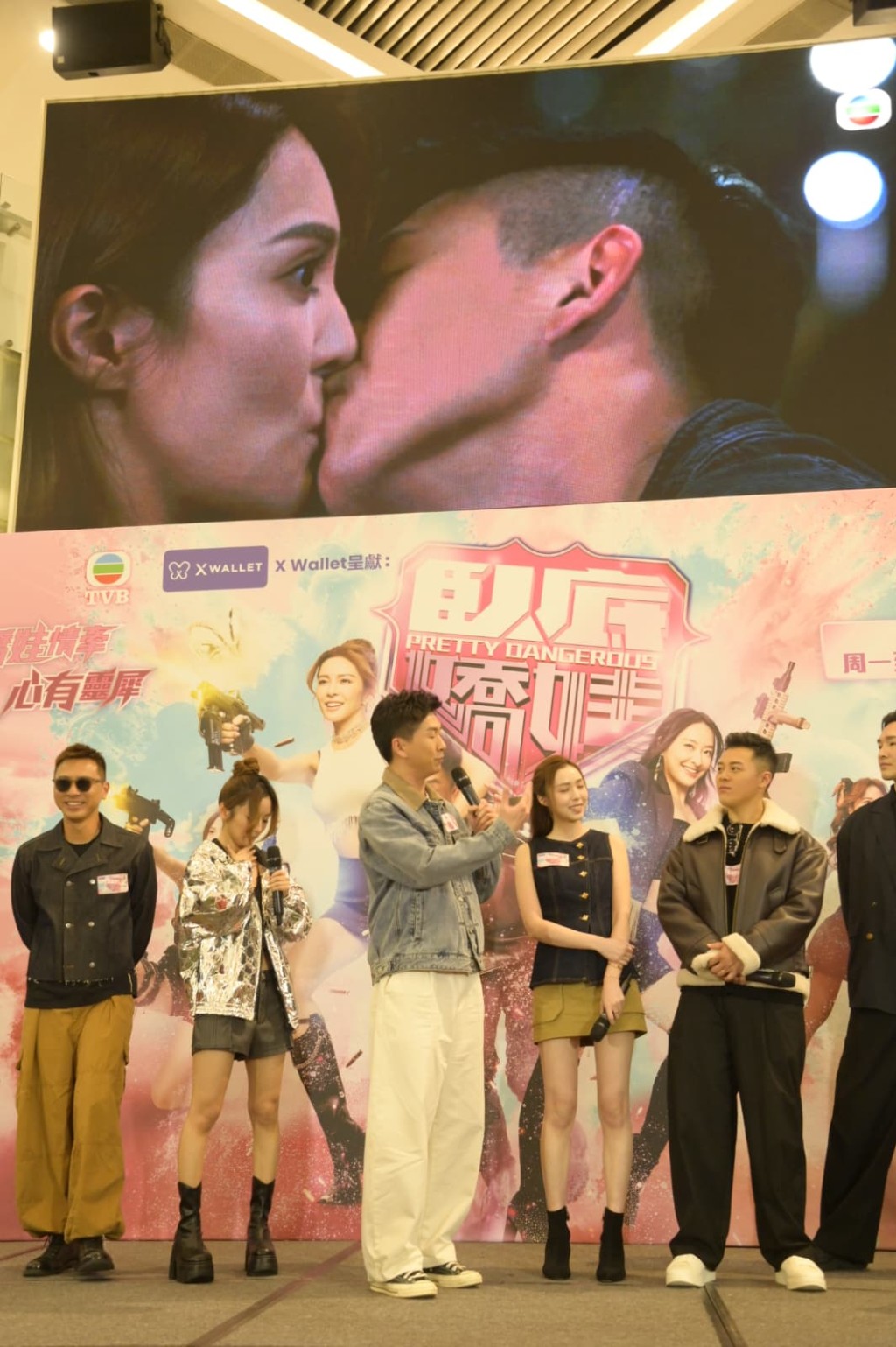 現場播出馬貫東與張曦雯在陳瀅面前的的吻戲。