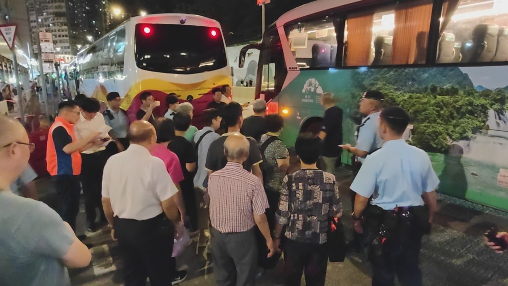 多部旅遊巴在場接載撤離街坊。