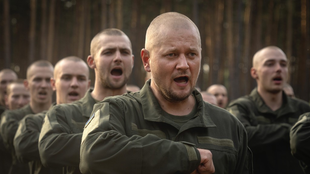 烏克蘭新兵在慶祝訓練結束的儀式上高喊口號。 美聯社