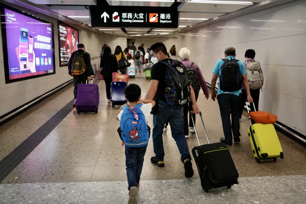 她提到，现在立法会议员都说与深圳口岸之间要实施“一地两检”，而且“一地两检”也不够好、效率不高，认为要走“合作查验、一次放行”。资料图片