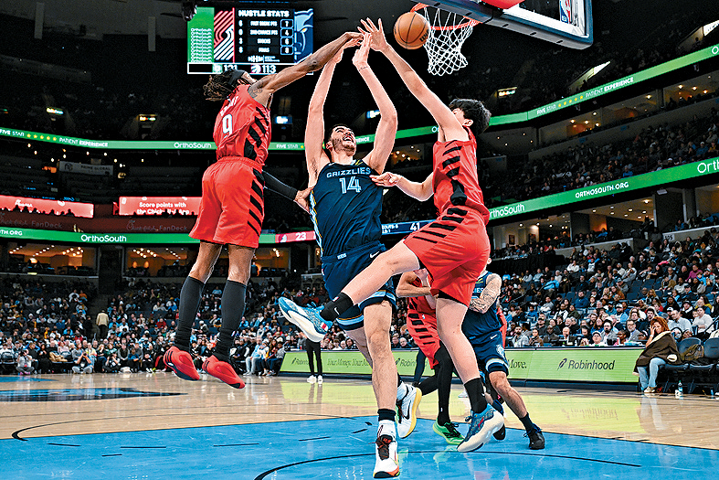 楊瀚森（右）阻止對手上籃。