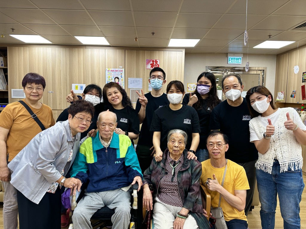 近100歲的陳伯及93歲的陳婆婆接受和悅會日間照顧及上門家居服務後，與中心同事關係像融入大家庭般親切。