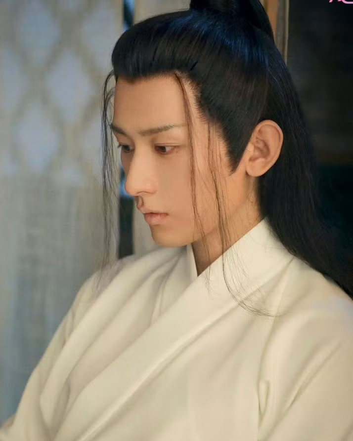 成毅出演劇集《琉璃》走紅，有古裝男神之稱。微博