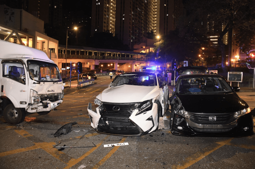 白色私家車被貨車攔腰撞到，再打橫碰到旁邊的黑色私家車，三車頓時停在十字路口位置。黎志偉攝