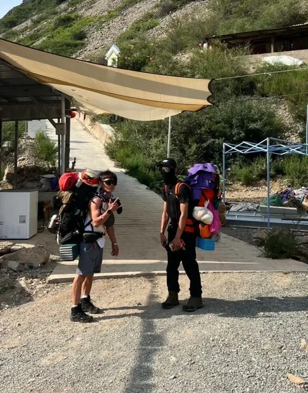 劉玉湧和李金偉在前往梅里雪山途中。