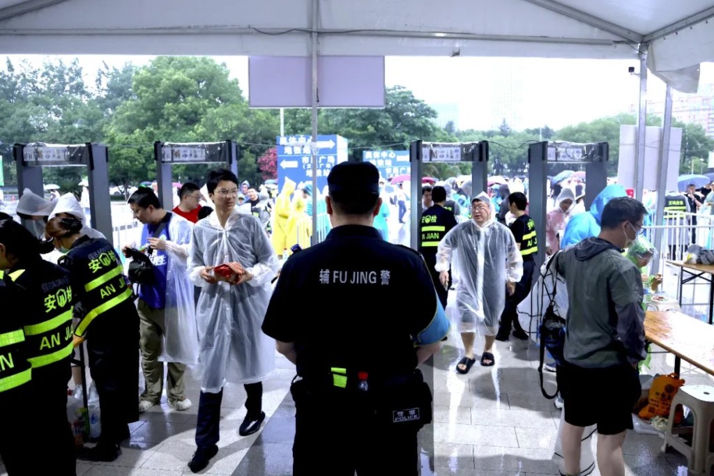 有不法分子在球場製造混亂,企圖乘機進入睇霸王波。江蘇警方 有不法分子在球場製造混亂,企圖乘機進入睇霸王波。江蘇警方