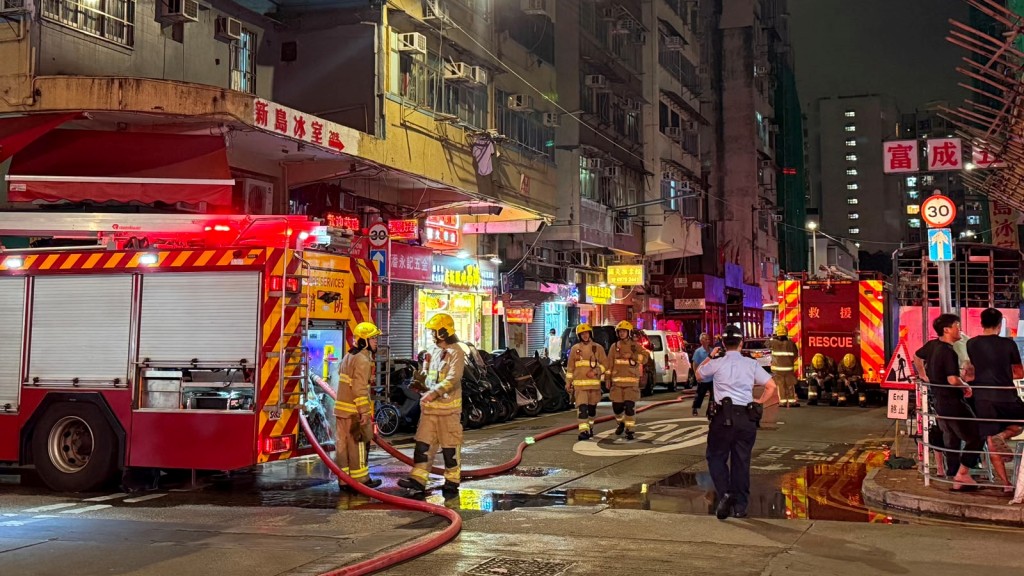  深水埗唐樓單位起火 消防拖喉救熄