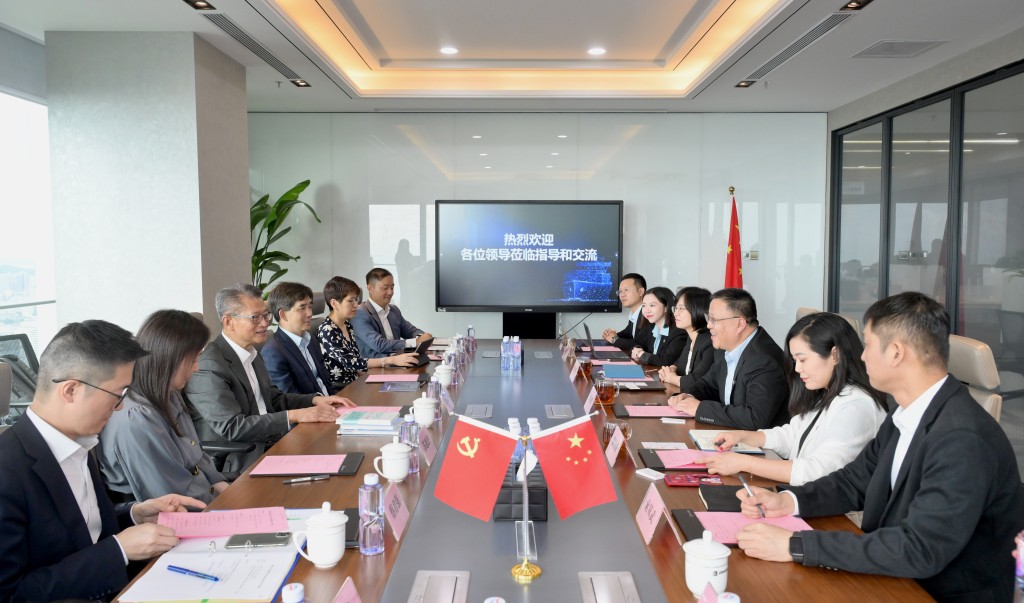 陳茂波（左三）在香港駐粵經濟貿易辦事處主任蘇惠思（左二）陪同下，與一家智能航運企業代表會面。