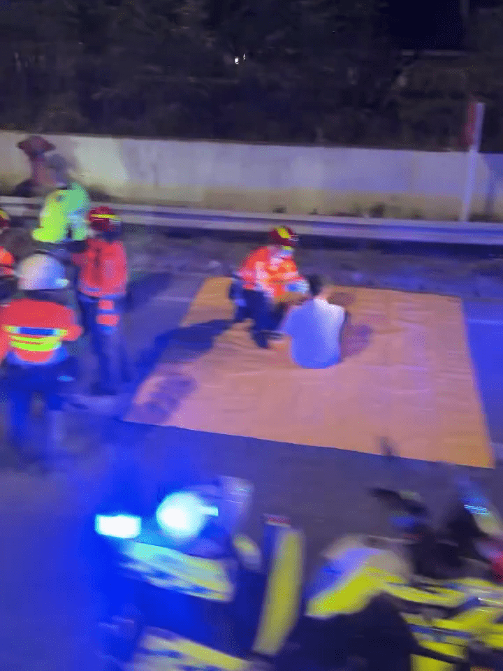 消防在地面鋪上黃綠色地氈，協助分流傷者。Threads：_tingting.yendi