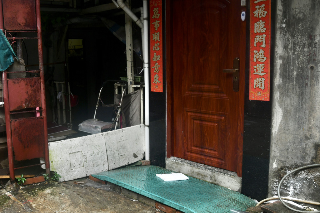 颱風泰利：在鯉魚門三家村居民已圍起沙包防水浸。（盧江球攝）