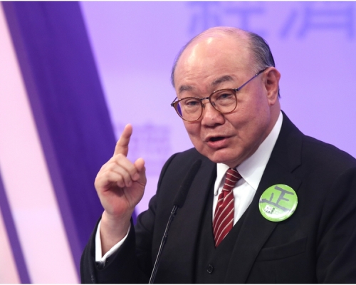胡官指自己的政綱最貼近民主派。