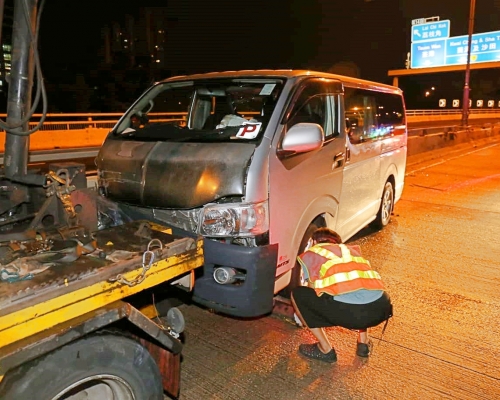 客貨車車頭及車身損毀。