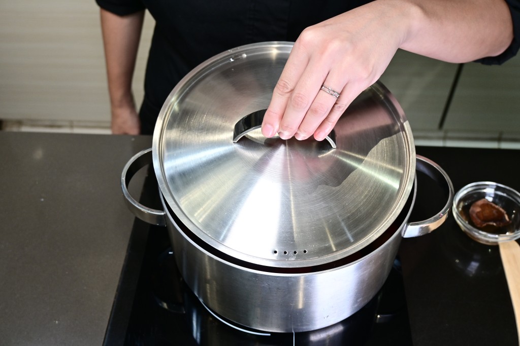 Step 7: 轉小火煲四十五分鐘。 Turn to low heat and cook for 45 minutes.
