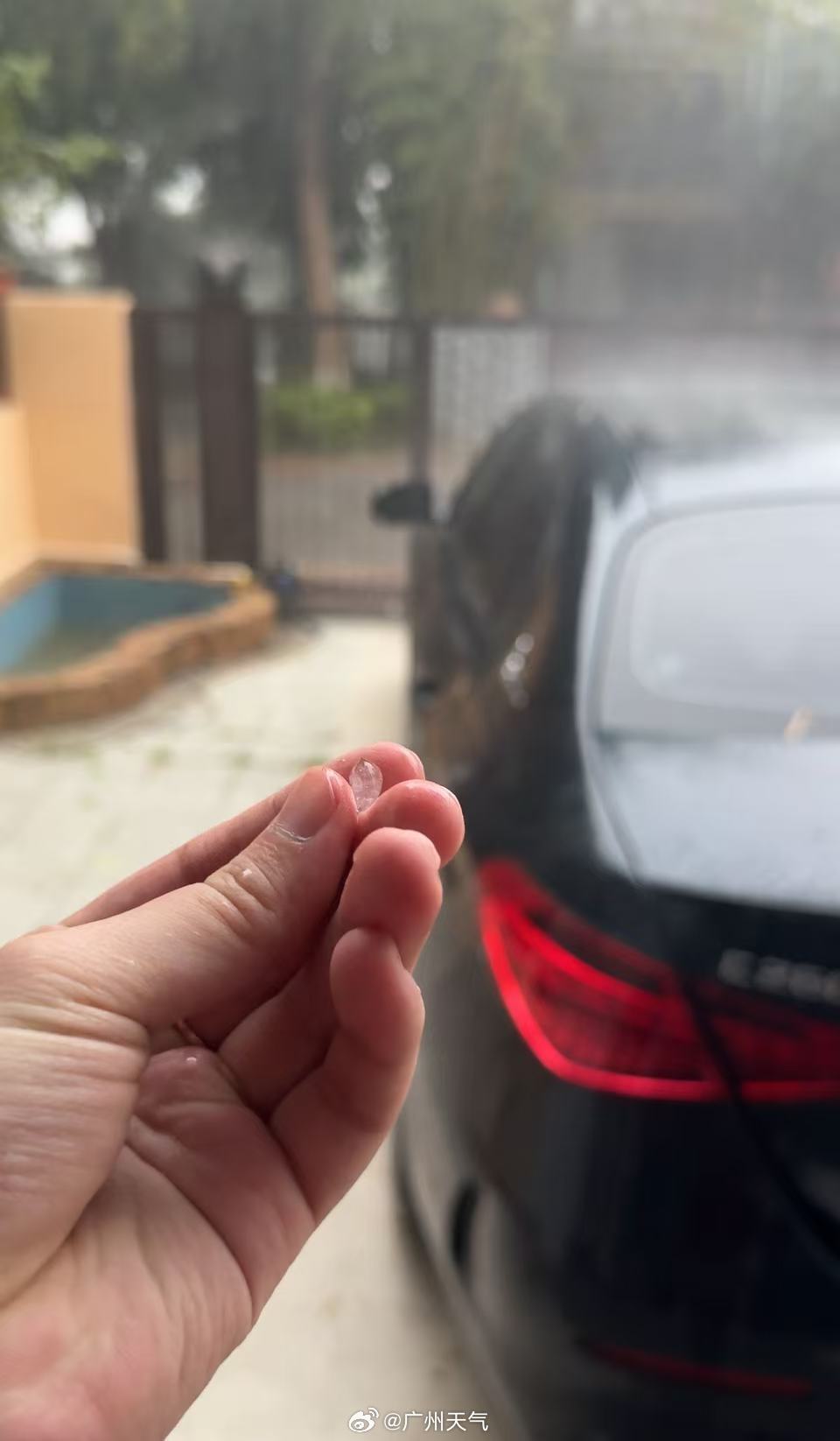 广州花都区29日早上有暴雨及冰雹。微博