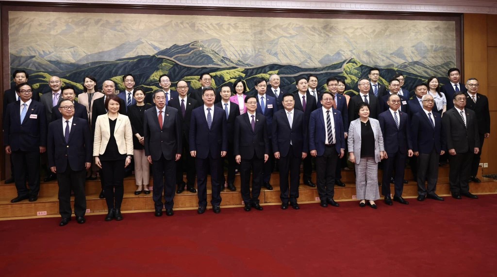 访问团部分成员与深圳市领导合照。李家超Fb图片