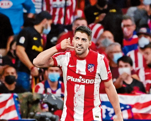 苏亚雷斯做出一个打电话的手势，疑向朗奴高文示威。